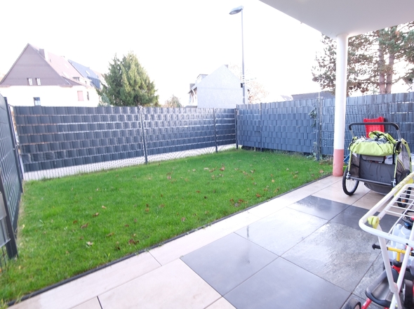 Überdachte Terrasse mit Garten 