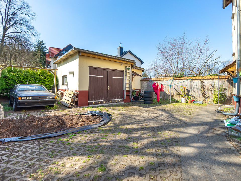Garage und Außenstellplatz