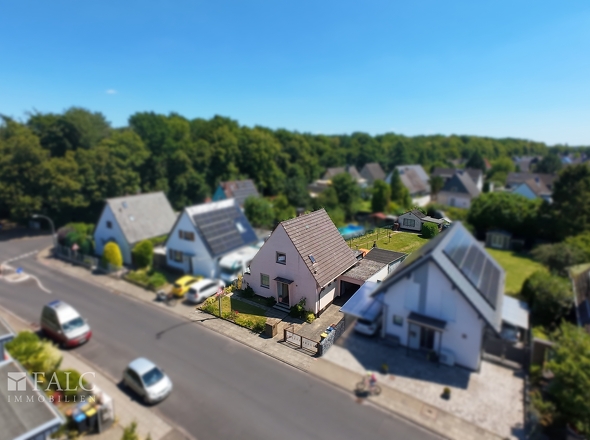 Ansicht Straßenseite aus der Luft