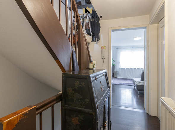 Flur mit Treppenhaus (OG)