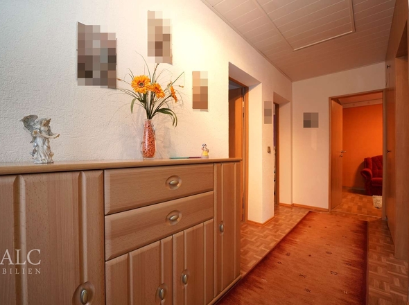 Breit und freundlich