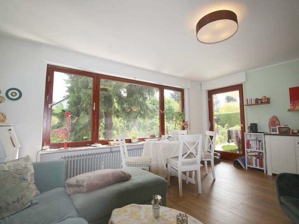 Wohnzimmer mit tollem Gartenblick