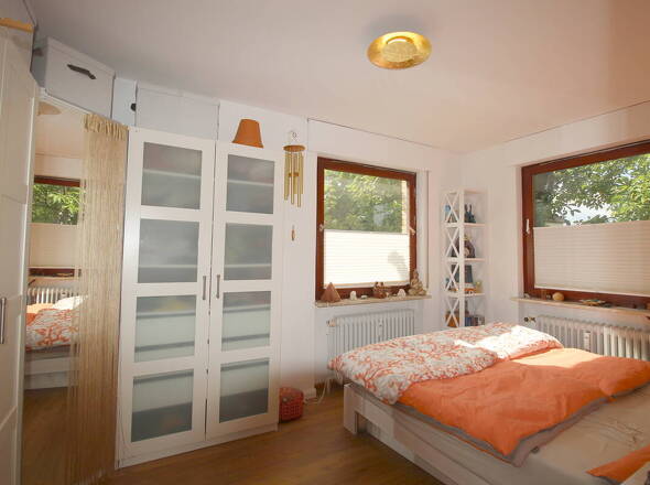 Helles und einladendes Schlafzimmer mit 2 Fenstern