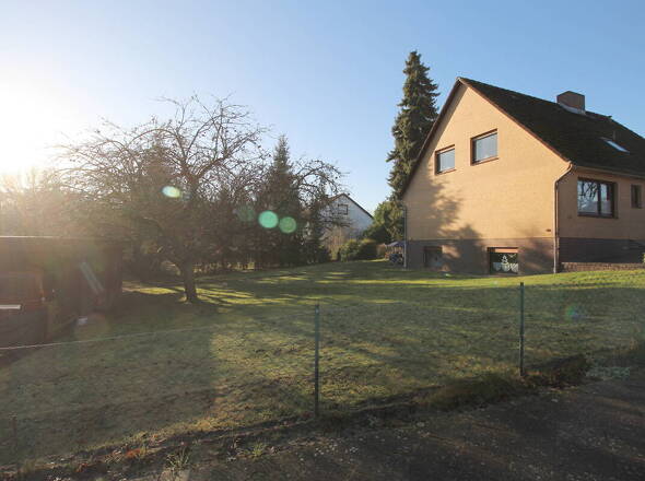 Blick auf abtrennbaren Bauplatz mit zugehörigem Doppelcarport