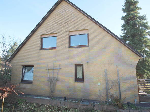 Solider Klinkergiebelmit Außenjalousien DG-Wohnung