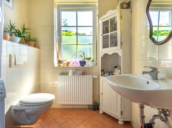 Gäste-WC mit Waschmaschinenstellplatz