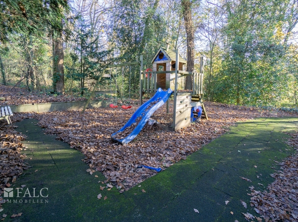 Spielplatz hinter dem Haus