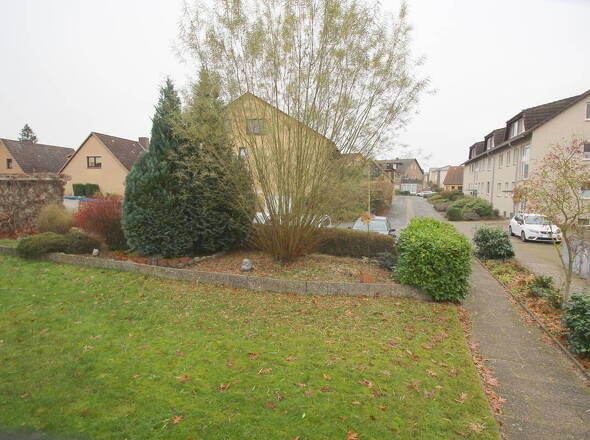 Zuwegung zum MFH u. vorderer Gartenbereich