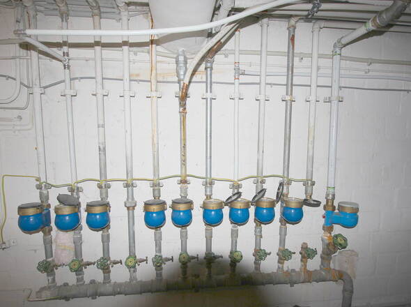 Blick auf 9 mieterseitig geschlüsselte Wasserzähler