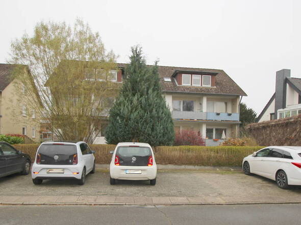 6 PKW-Stellplätze u. 2 massive Garagen zugehörig zum MFH