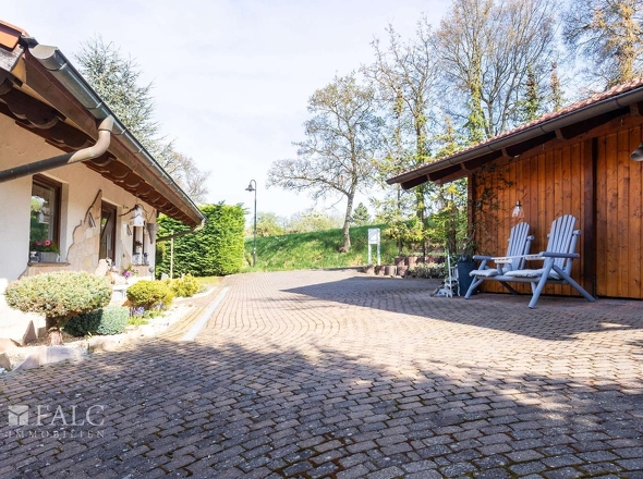 Einfahrt und Stellplätze 