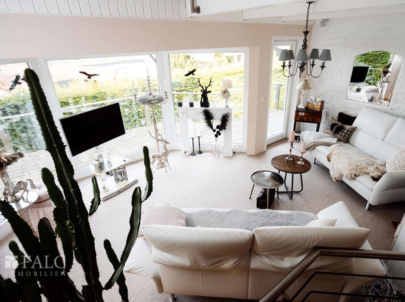 Wohnbereich mit Spiegelverglasung 