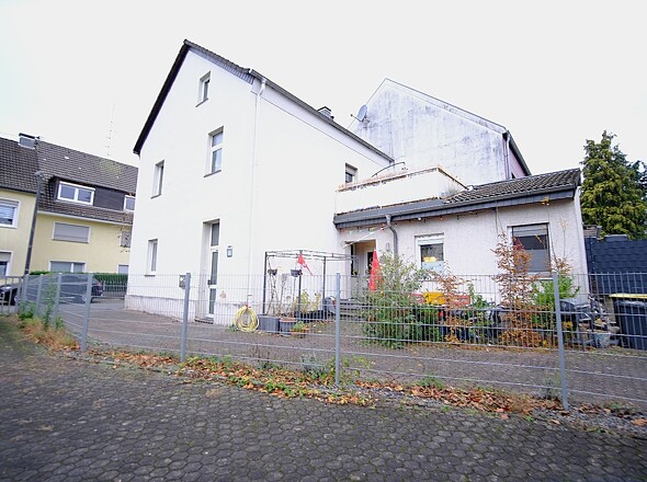 Seiten-Ansicht mit Eingang