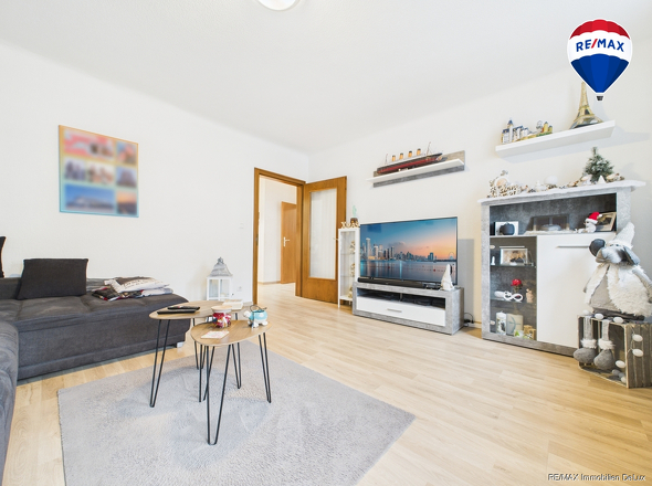 REMAX Immobilien DeLux Eigentumswohnung Wohnzimmer Schwalbach Mark Borowicz