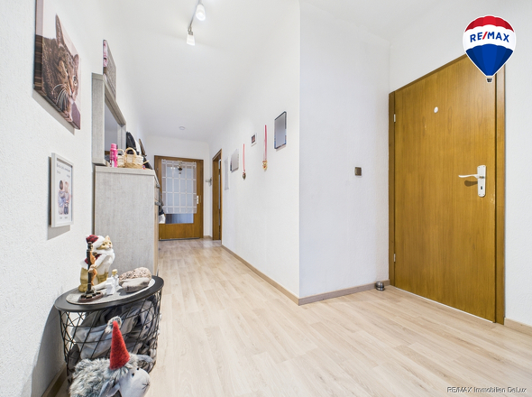 REMAX Immobilien DeLux Eigentumswohnung Diele Schwalbach Mark Borowicz