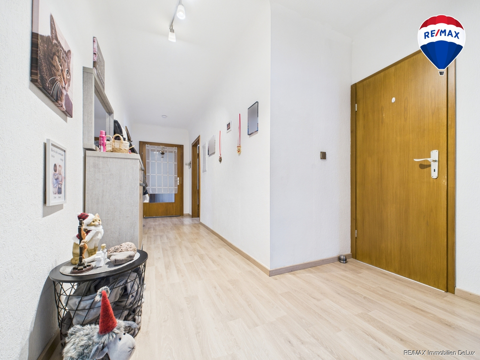 REMAX Immobilien DeLux Eigentumswohnung Diele Schwalbach Mark Borowicz