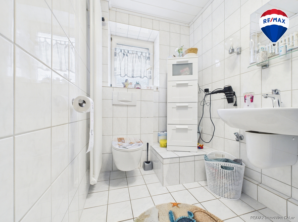 REMAX Immobilien DeLux Eigentumswohnung Badezimmer Schwalbach Mark Borowicz