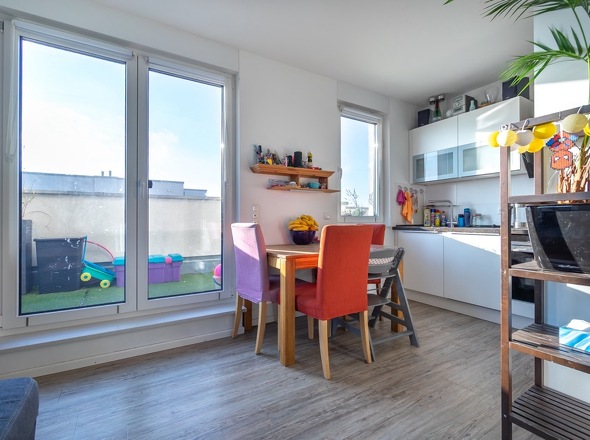 Essbereich mit Zugang zur Dachterrasse