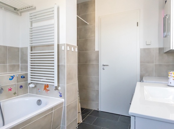 Bad mit bodengleicher Dusche und WannenbadAnsicht 2