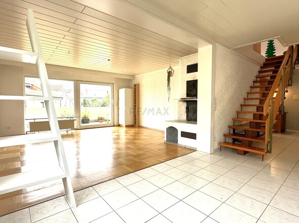 Essbereich mit Blick ins Wohnzimmer