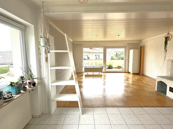 Essbereich mit Blick ins Wohnzimmer