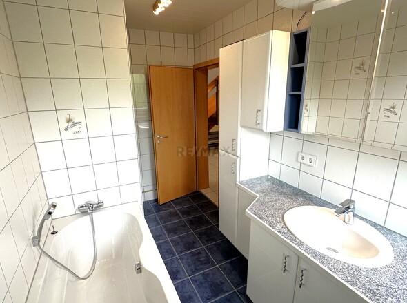 Badezimmer mit Dusche und Badewanne