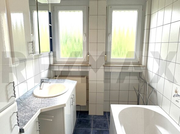 Badezimmer mit Dusche und Badewanne