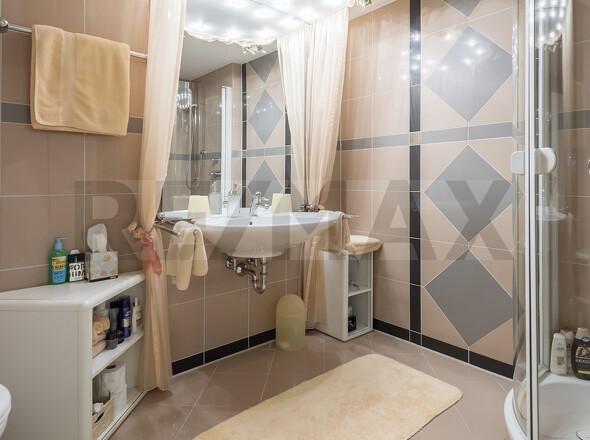 Badezimmer neben Gästezimmer