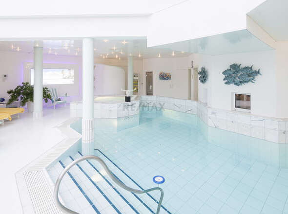 Indoorpool mit separatem Whirlpool und Dampfbad