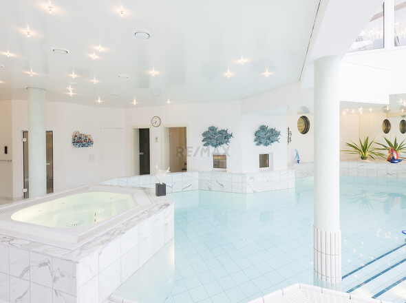 Indoorpool mit separatem Whirlpool und Dampfbad