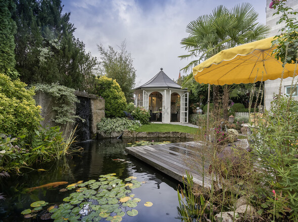 Teich mit Wasserfall