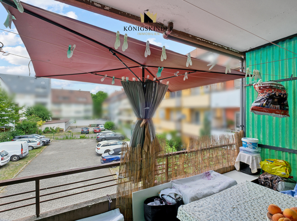 Gemütlicher Balkon zum Innenhof