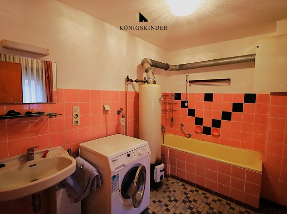 direkt dahinter: das Bad mit antikem Badeofen...