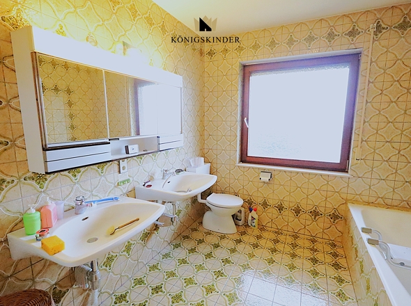 ...das geräumige Bad.