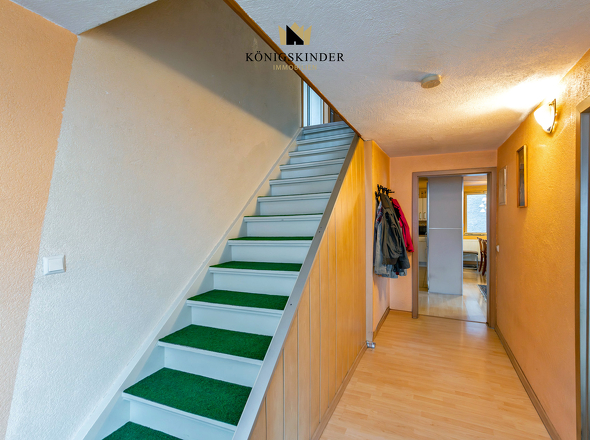 ...geradeaus geht's in die erste Wohnung - nach oben in die zweite...