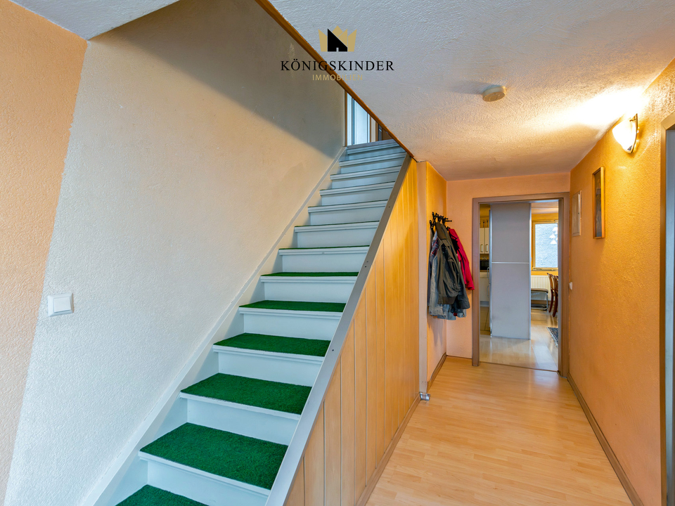 ...geradeaus geht's in die erste Wohnung - nach oben in die zweite...