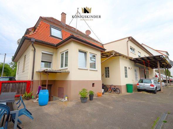 ...dem befestigten Hof...