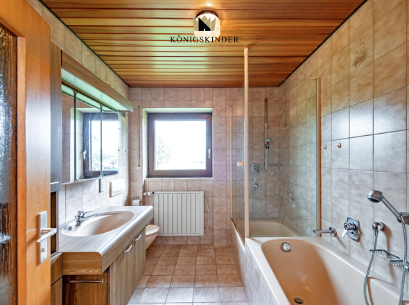 ...direkt daneben das Bad - die Morgensonne lacht hinein...