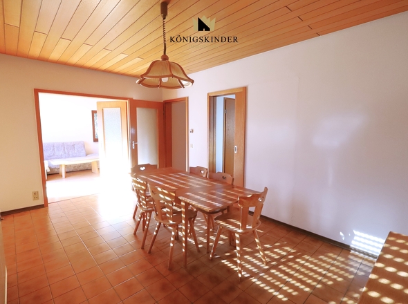 und direkt daneben das Esszimmer..