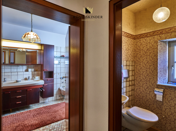 das Bad und Gäste-WC abseits...