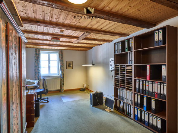 über der Wohnung: Ihr Homeoffice oder Poetenklause...