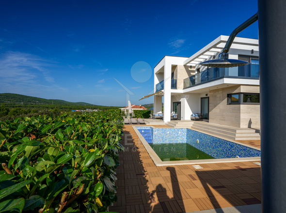 Terrassenbereiche mit Pool & Außendusche