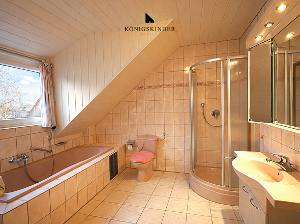 ...un dem exclusiven Bad mit Whirlpool-Wanne...