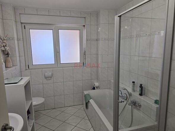 geräumiges und helles Bad