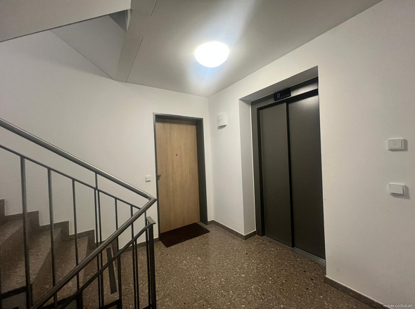 Treppenhaus mit Aufzug