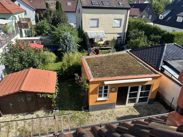 Aussicht auf Gartenhaus und ausgebauter Garage