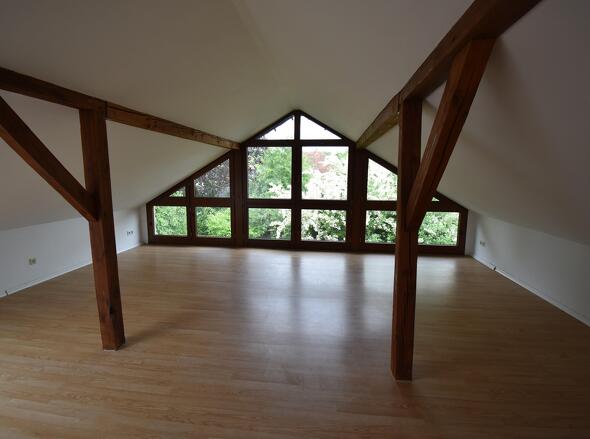 Zimmer mit Fensterfront im OG