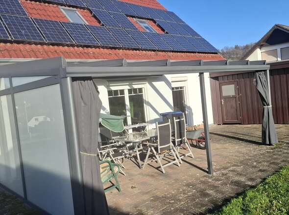 Terrasse mit Überdachung und Carport