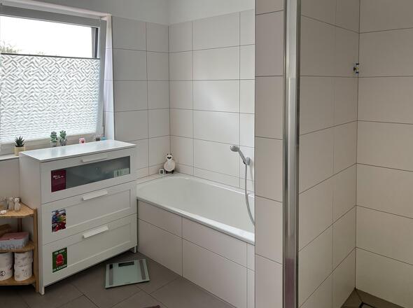 mit Wanne und Dusche
