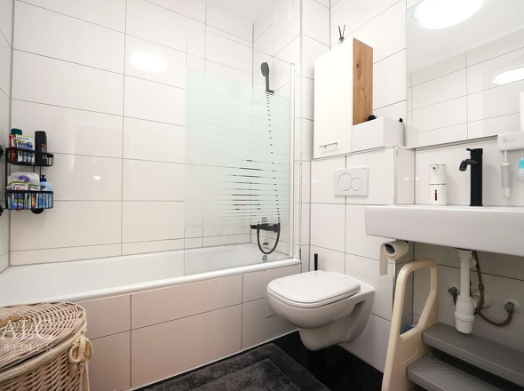 gepflegtes, modernes Bad